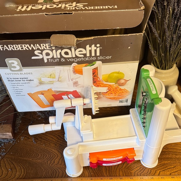 Farberware Other - Farberware Spiraletti Fruit & Vegetable Slicer with box & directions, 3 blades